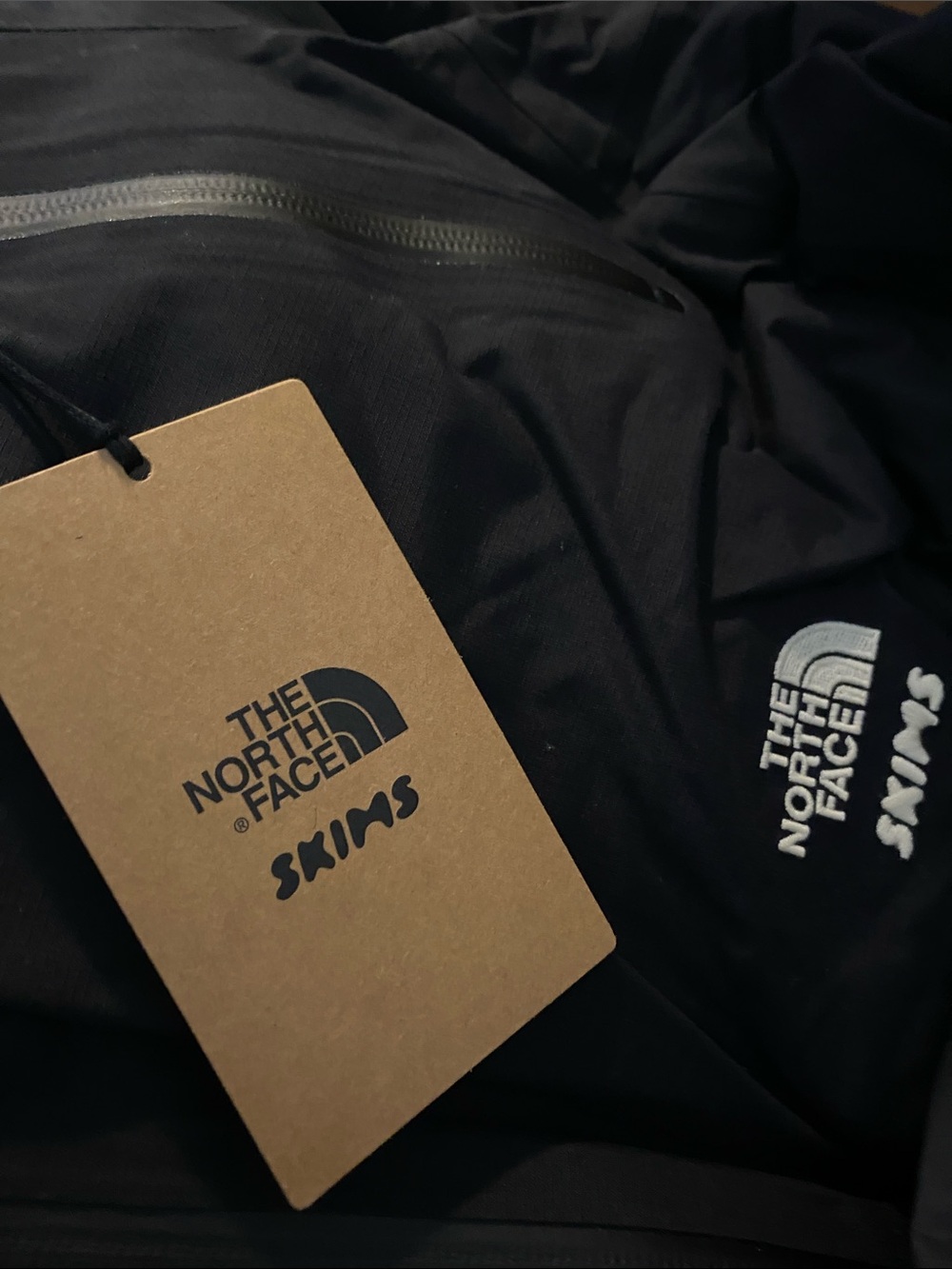 🖤NWT The North Face X SKIMS Insulated Shell Jacket Onyx Size Small🖤 - Picture 7 of 7